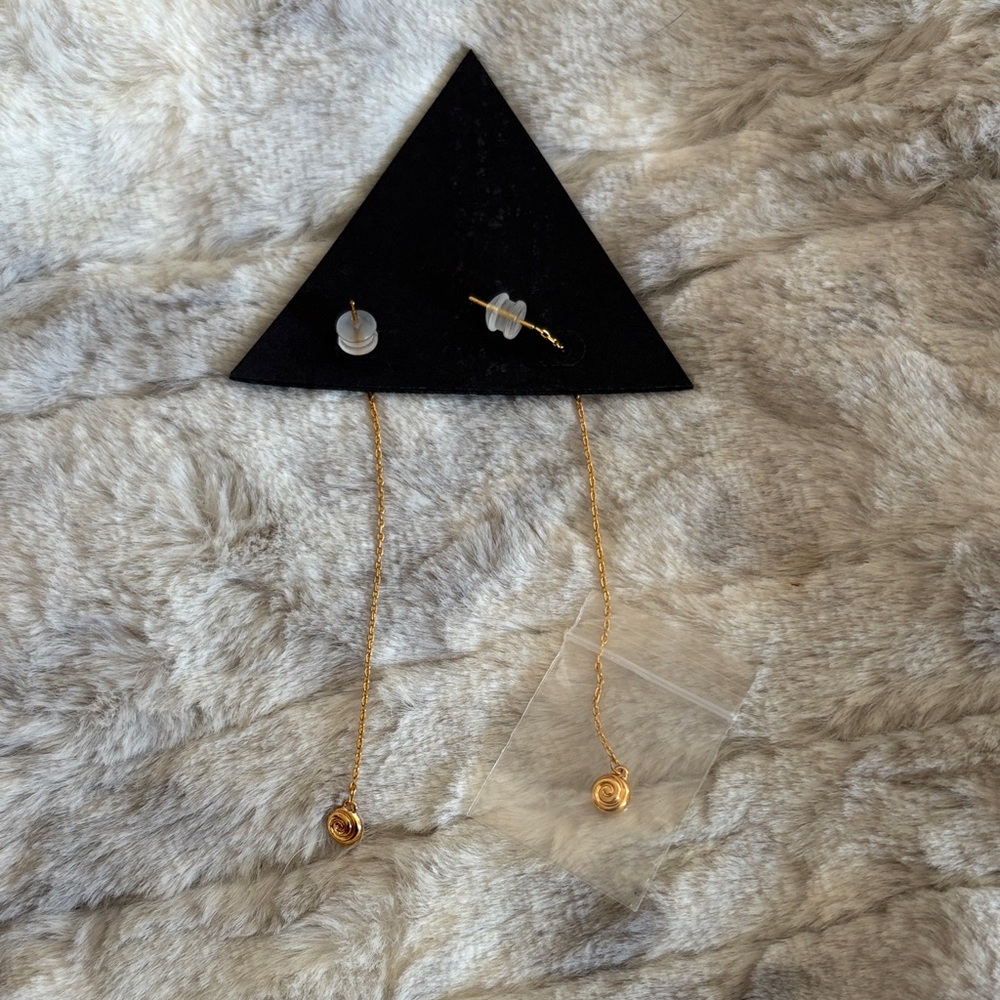 Gold Shell Coil Threader Earrings - Picture 5 of 7